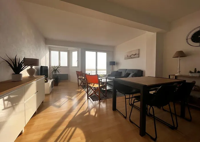 Spacieux Face Avec Balcon Et Garage, Proche Et Commerces Aux Sables-d'olonne - Fr-1-197-561