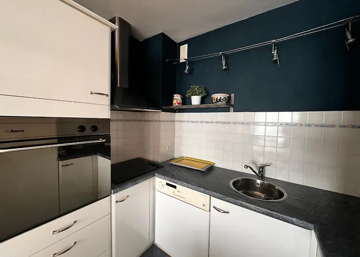 Spacieux Face Avec Balcon Et Garage, Proche Et Commerces Aux Sables-d'olonne - Fr-1-197-561